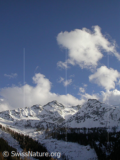 Foto: Schwarzhorn und Stockhorn. Blauer Himmel mit weissen Wolken.