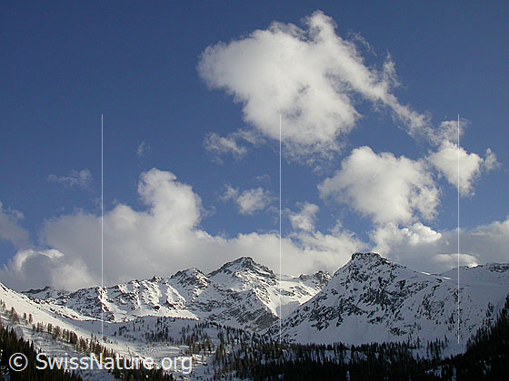 Foto: Schwarzhorn und Stockhorn. Blauer Himmel mit weissen Wolken.