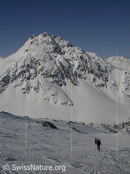 Foto: Im Aufstieg durch das Hotäl zum Grossen Schinhorn. Im Hintergrund Stockhorn und Bättlihorn.