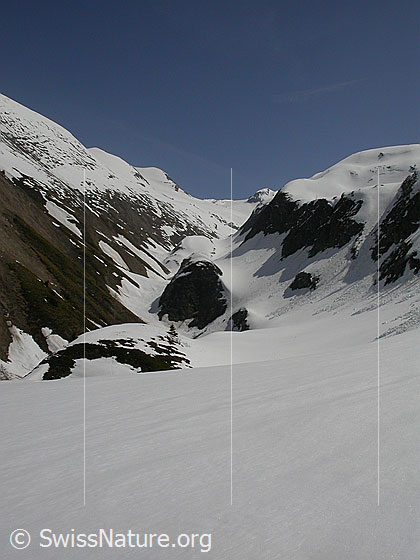 Foto: Am Eingang zum Fäldbachtal, in welchem noch viel Schnee liegt. Blick talaufwärts.