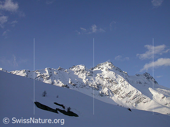 Foto: Blick vom Mässersee zum Schwarzhorn. Streiflicht am Schwarzhorn. Die Aufnahme entstand am frühen Morgen.