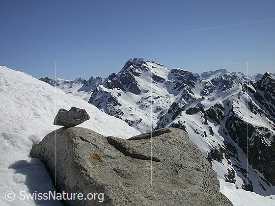 Foto: Am Gross Schinhorn: Blick zum Ofenhorn. Im Vordergrund: Stein auf Felsblock.