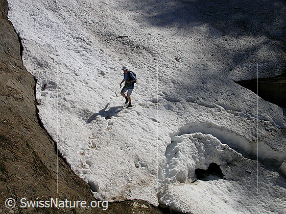 Foto: Überqueren des Fäldbachs über Schneebrücke.