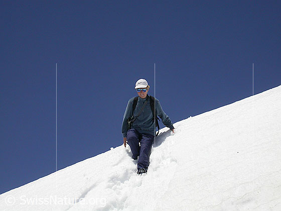 Foto: Alpinistin im Abstieg über Schneeverwehung.