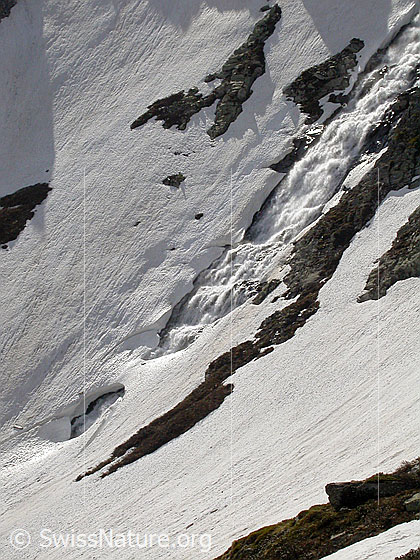 Foto: Ausschnitt aus Wasserfall des Mässerbach bei Zantmärjelebiel. Mit Schneebrücken über den Wasserfall.