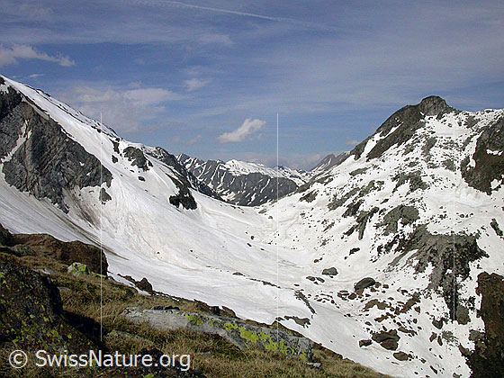 Foto: Blick von Zantmärjelebiel über das Furggulti in das Gebiet des Blausees. Rechts ist das Stockhorn zu sehen.