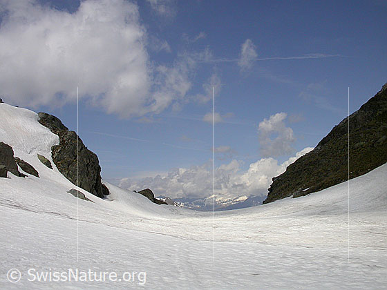Foto: Blick in das Tälchen vor dem Geisspfadsee. Das Tal ist noch zu vollständig mit Schnee bedeckt.