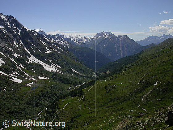 Foto: Blick von der Mittlenbärghütte über das Binntal.