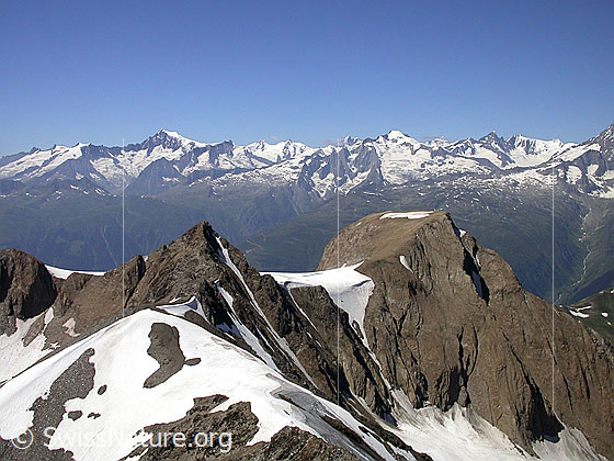 Foto: Blick vom Gipfel des Turbhorn über Ober Rappehorn und Rappehorn zu den Berner Alpen.