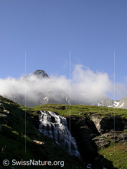 Foto: Wasserfall bei Blatt. Über dem Wasserfall eine Nebelschwade.