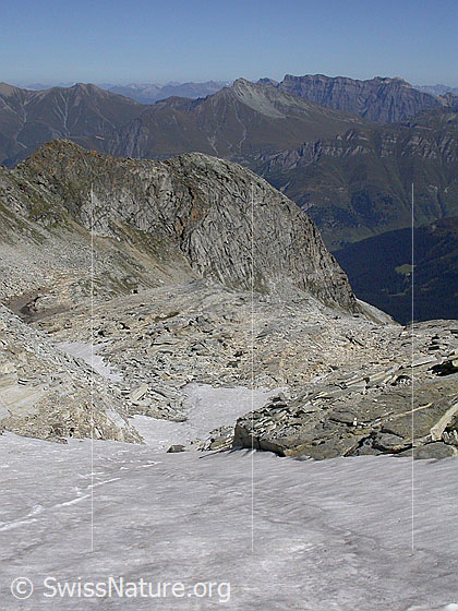 Foto: Im Abstieg vom Frunthorn: Blick auf den Dachberg. Im Hintergrund der Piz Tomül.