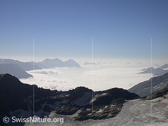 Foto: Aussicht Fanellhorn: Nebelmeer über dem Misox.
Im Vordergrund der Verbindungsgrat zwischen Chilchalphorn und Lorenzhorn sowie ein Teil des Fanellgletscher.