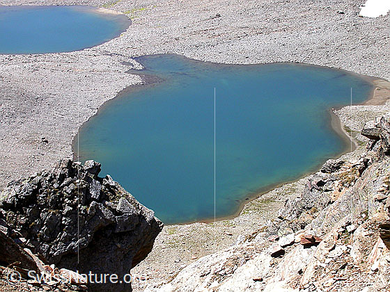 Foto: Im Abstieg zu den Seen südlich des Fanellhorn: Tiefblick auf den ersten Bergsee.