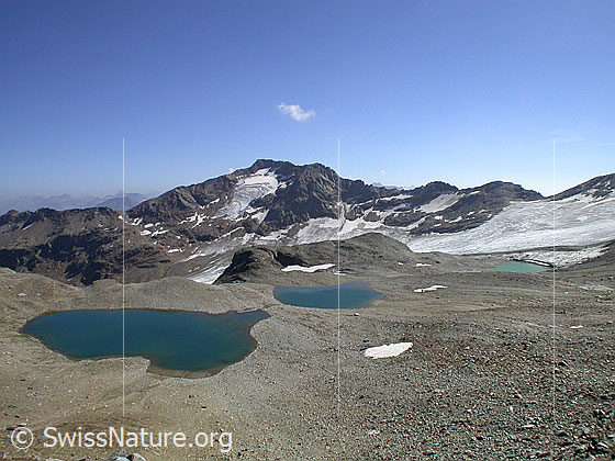Foto: Fanellücke: Blick über dalle drei  Bergsee zum Chilchalphorn und dem Fanellgletscher.