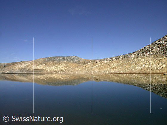 Foto: Dunkler Bergsee am Fuss der W-Flanke des Fanellhorn: Spiegelung.