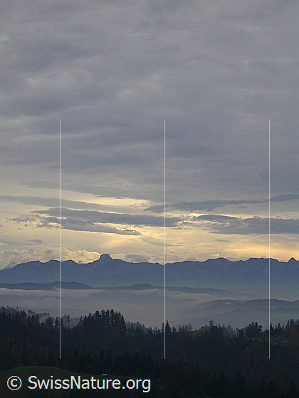 Foto: Herbstliche Stimmung über dem Emmental. Im Hintergrund die Stockhornkette.