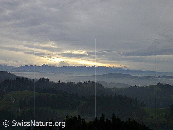 Foto: Herbstliche Stimmung über dem Emmental. Im Hintergrund die Stockhornkette.