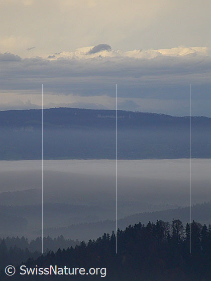 Foto: Herbstliche Stimmung im Emmental: Blick über das Mittelland zum Jura. Nebel über dem Mittelland
