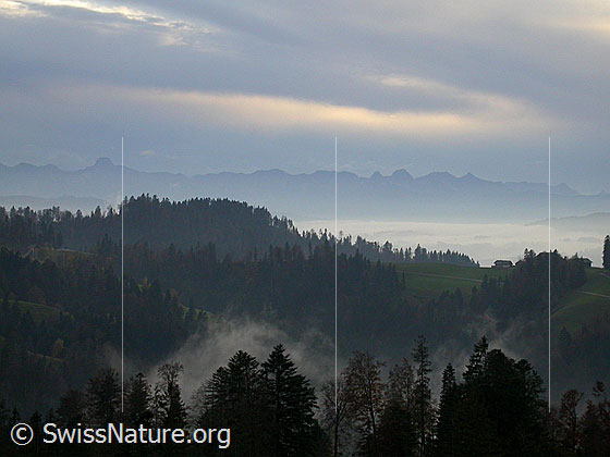Foto: Herbstliche Stimmung über dem Emmental. Im Hintergrund die Stockhornkette.
