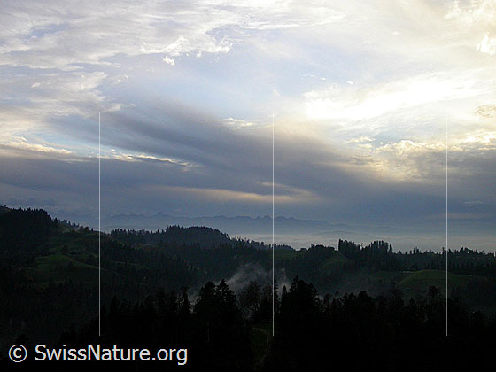 Foto: Herbstliche Stimmung über dem Emmental. Im Hintergrund die Stockhornkette.