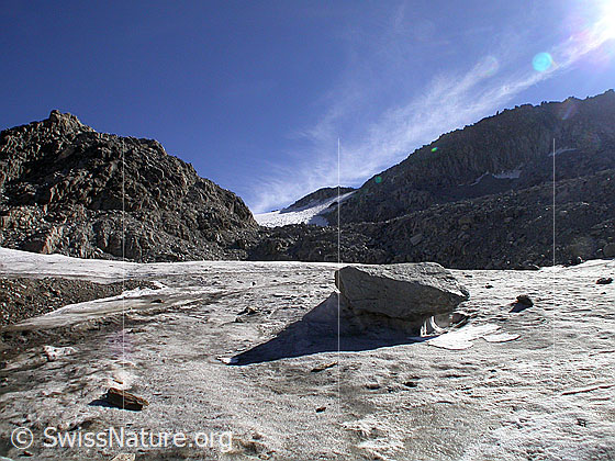 Foto: Gletschertisch auf dem Gletscher bei Pt. 2763 im Gebiet Hohsandhorn.
