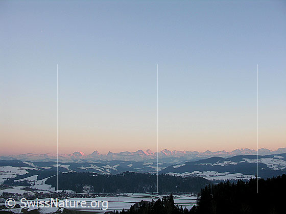 Foto: Abendstimmung über dem Emmental und den Berner Alpen.