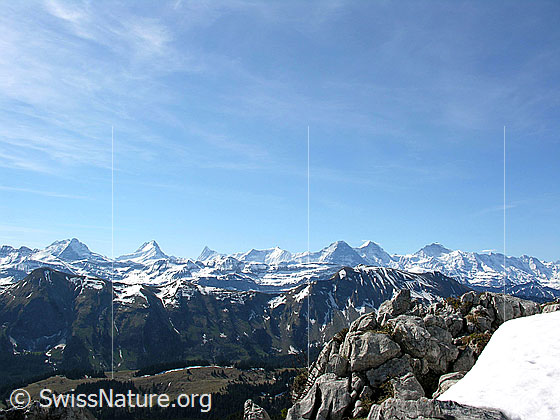Foto: Im Aufstieg zum Hohgant: Blick zu den Berner Alpen. Wetterhorngruppe, Lauteraarhorn/Schreckhorn, Finsteraarhorn, Fiescherhörner, Eiger. Mönch und Jungfrau.
Im Vordergrund: Kalkfelsen.