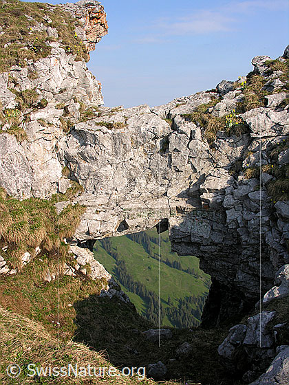 Foto: Im Aufstieg zu den Sieben Hengsten: Naturbrücke im Grat der Sieben Hengste