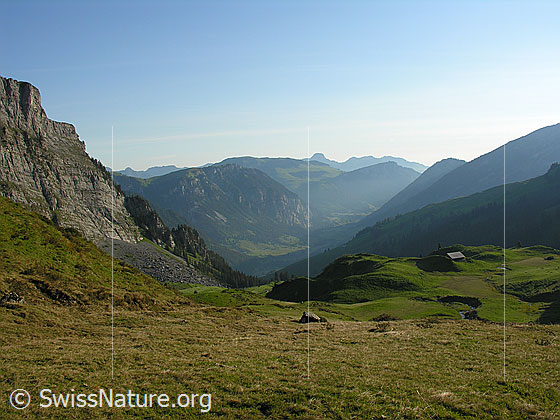 Foto: Im Aufstieg zum Rauflihorn, in der Nähe von Grimmi Furggi: Blick über die Alp Grimmi und das Diemtigtal. Im Hintergrund ist u.a. das Stockhorn zu sehen.