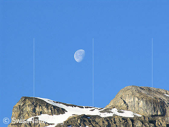 Foto: Mond über dem Gipfel des Schwarzhorn.