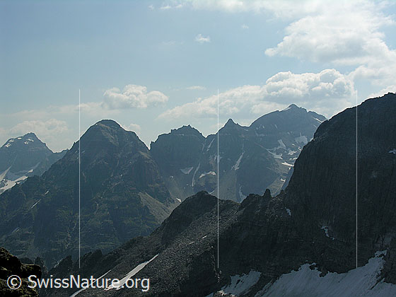 Foto: Blick vom Gipfel zu Scherbadung, Vordere Helse, Helsenhorn und Hillegrat.