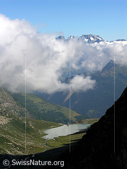 Foto: Aufstieg zum Ritterpass/Helsegletscher: Blick zum Staubecken Chummibort und die Berner Alpen.