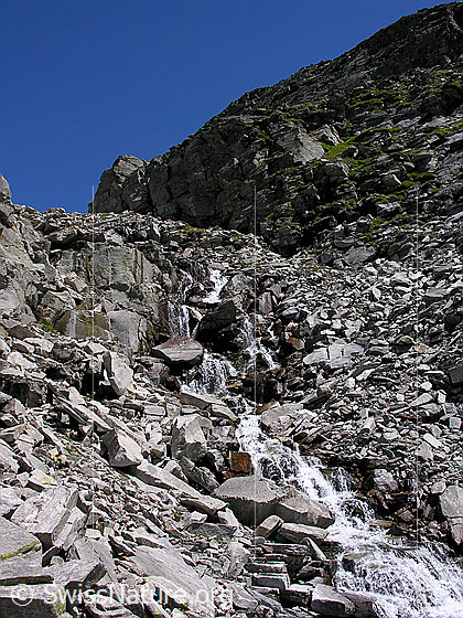 Foto: Bergbach in steilem Geröll am Bergweg zum Ritterpass.