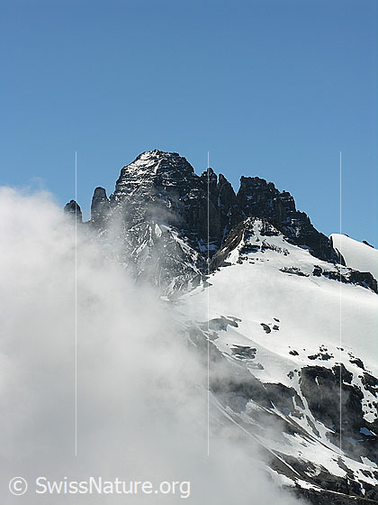 Foto: Blick vom Hundshorn zu Gspaltenhorn und Bütlasse mit aufsteigender Quellwolke.