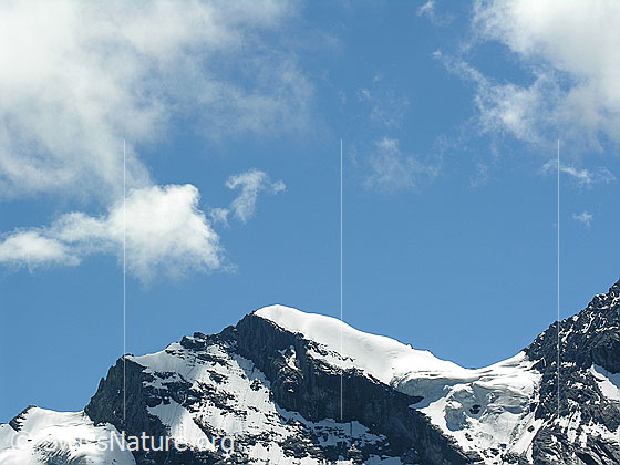 Foto: Tschingelspitz, Berner Oberland. Darüber blauer Himmel und leichte Quellwolken.