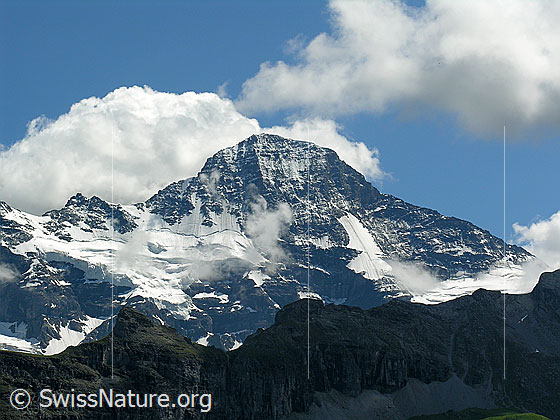 Foto: Lauterbrunnen Breithorn (Nordwand) umgeben von Quellwolken.
Links der Obere Breithorngletscher.