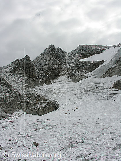 Foto: Blick über den Tälligletscher zum leicht verschneiten Ofenhorn.