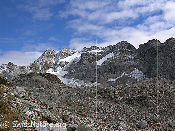 Foto: Blick über die Geröllhalden des Tälli zum leicht verschneiten Ofenhorn.