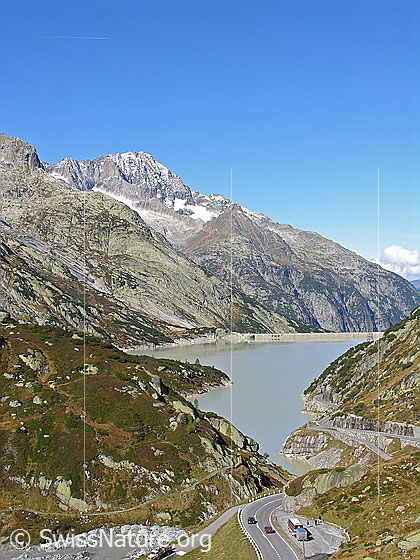 Foto: Im Vordergrund die Grimsel-Passstrasse, im Hintergrund das Ritzlihorn.