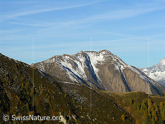 Foto: Blick vom Mässersee über herbstlich gefärbte Landschaft zum Breithorn.