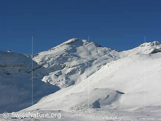 Foto: Im Aufstieg zum Böli in schneebedeckter Winterlandschaft. Blick zum Schibengütsch (Schrattenfluh).