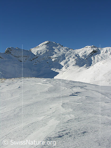 Foto: Im Abstieg vom Böli in schneebedeckter Winterlandschaft. Blick zum Schibengütsch (Schrattenfluh).