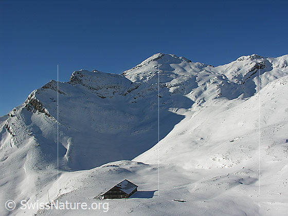 Foto: Im Abstieg vom Böli (Schrattenfluh). Blick zur Alphütte in der Chlus und zum Schibengütsch.