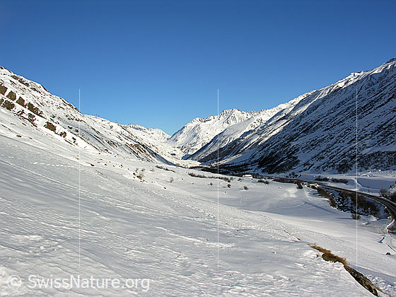Foto: Blick von Realp über das schneebedeckte Urserntal zum Rossbodenstock.