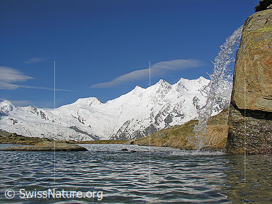 Foto: Allalin, Alphubel und Mischabel von E
Im Vordergrund: Bergsee mit Wasserfall.
Gipfel: Allalinhorn - Feekopf - Alphubel - Täschhorn - Dom - Lenzspitze - Nadelhorn - Stecknadelhorn - Ulrichshorn.