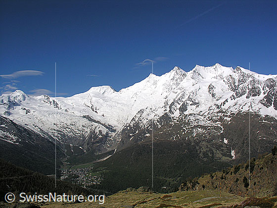 Foto: Allalin, Alphubel und Mischabel von E. Davor Saas Fee.
Gipfel: Allalinhorn - Feekopf - Alphubel - Täschhorn - Dom - Lenzspitze - Nadelhorn - Stecknadelhorn - Ulrichshorn.