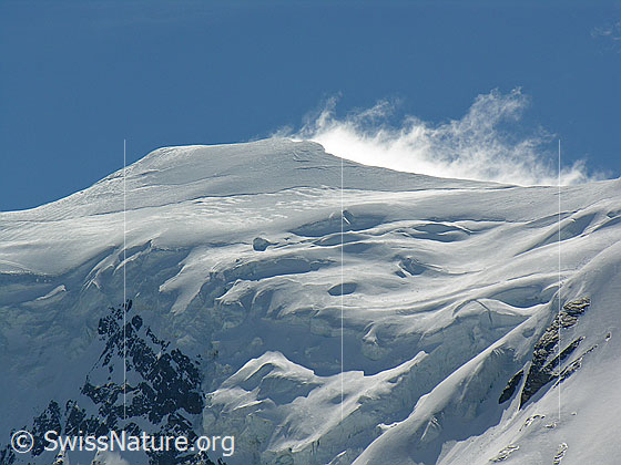 Foto: Gipfel des Weissmies (mit Wolkenfahne) von NW.
Davor die Abbrüche des Triftgletschers.