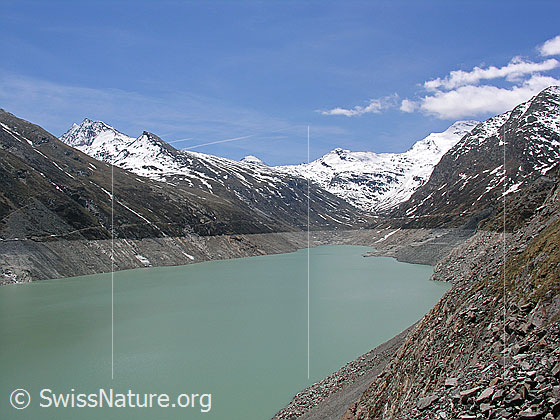 Foto: Blick über den Stausee Mattmark. 
Gipfel: Spechhorn - Galmenhorn - Joderhorn - Monte Moro - Seewjinenhorn.