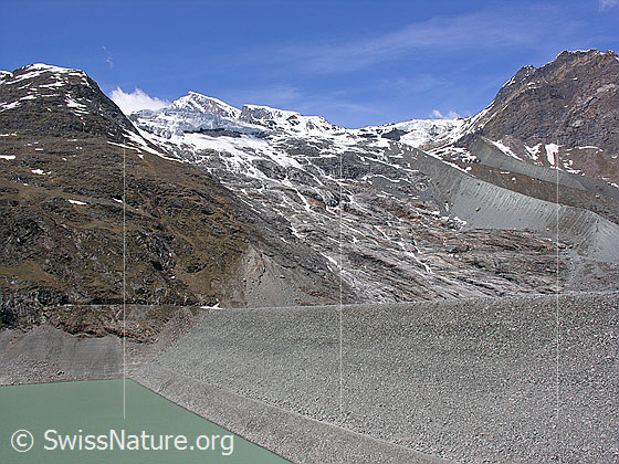 Foto: Blick auf den eindrücklichen Staudamm des Stausees Mattmarkl. 
Im Hintergrund der Allalingletscher, das Allainihorn und Klein Allalin. Gut zu sehen ist im rechten Bilddteil die Vordere Allalinmoräne.