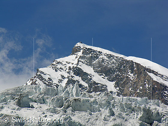 Foto: Allalinhorn von E. Rechts vom Gipfel der Hohlaubgrat. 
Im Vordergrund der Abbruch des Allalingletschers.